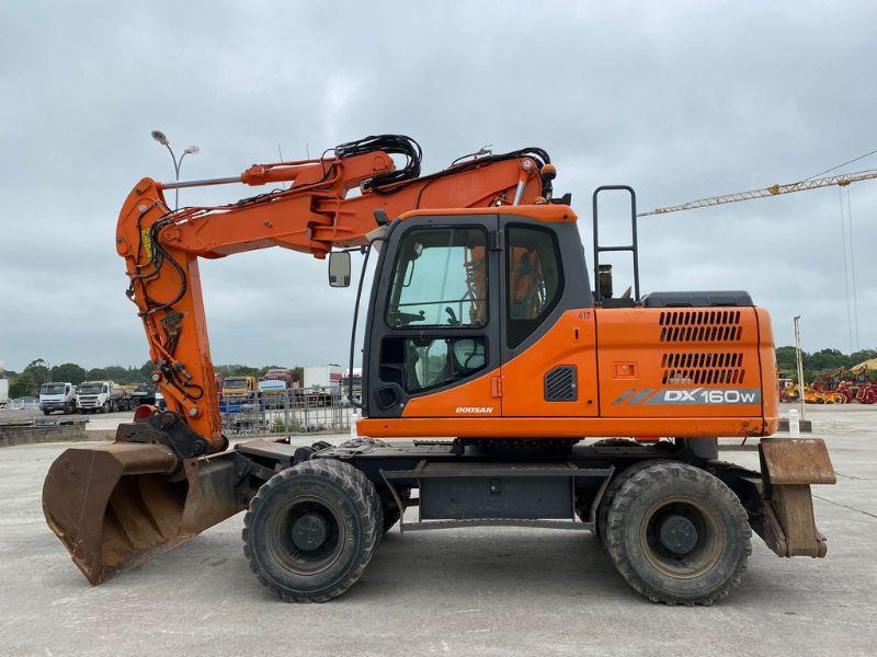 Doosan DX160 - Pelle sur pneus: photos 2 Doosan DX160 - Pelle sur pneus: photos 2