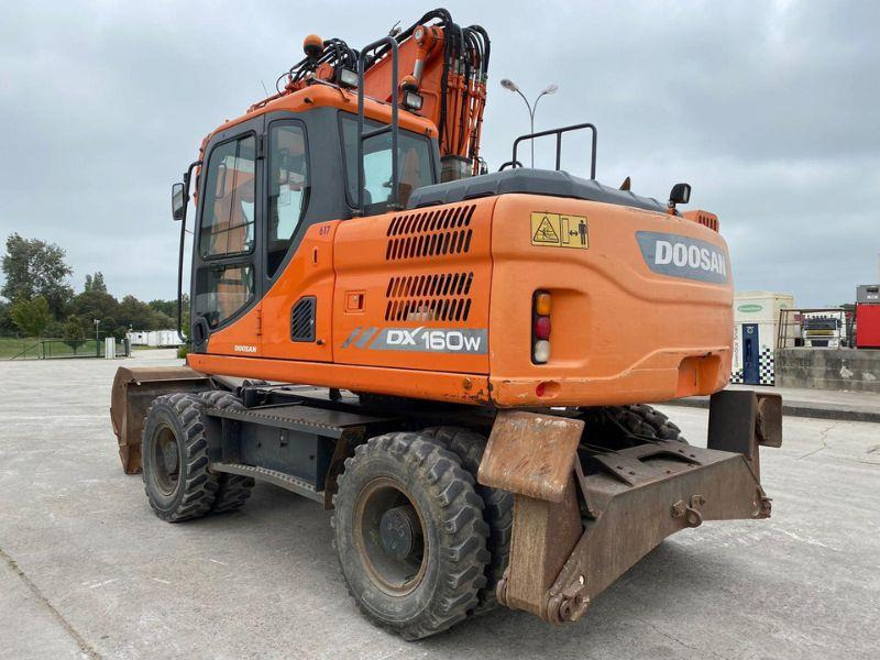 Doosan DX160 - Pelle sur pneus: photos 3 Doosan DX160 - Pelle sur pneus: photos 3