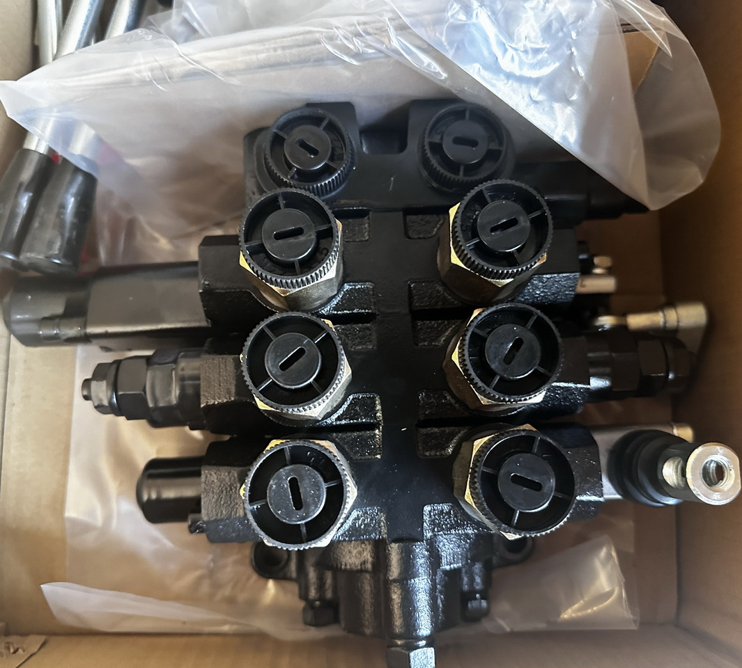 Qingdao Promising Hydraulic Directional Control Valve DL0Q0-d10L - Valve hydraulique pour Chargeuse sur pneus: photos 1 Qingdao Promising Hydraulic Directional Control Valve DL0Q0-d10L - Valve hydraulique pour Chargeuse sur pneus: photos 1