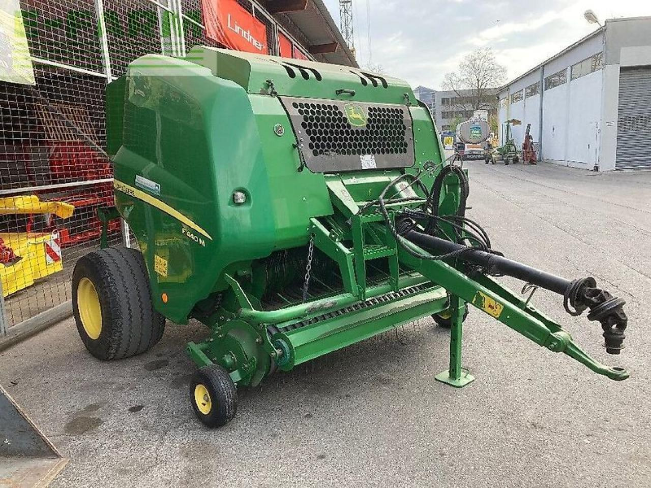 John Deere f440m - Presse à balles cubiques: photos 3 John Deere f440m - Presse à balles cubiques: photos 3