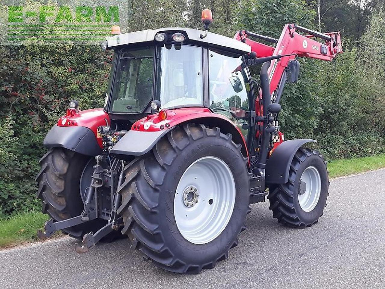 Massey Ferguson 5713 sl - Tracteur agricole: photos 5 Massey Ferguson 5713 sl - Tracteur agricole: photos 5