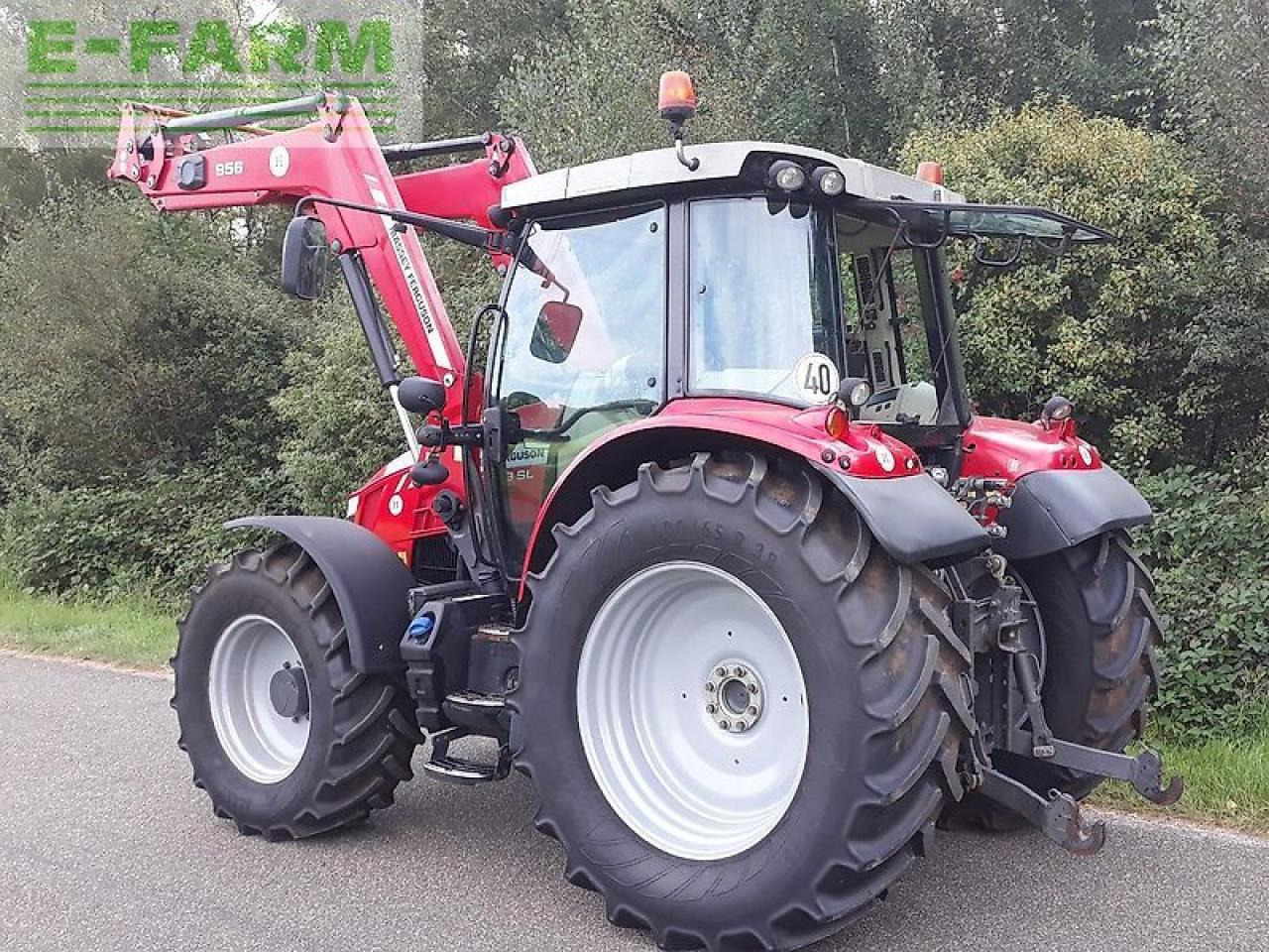 Massey Ferguson 5713 sl - Tracteur agricole: photos 3 Massey Ferguson 5713 sl - Tracteur agricole: photos 3