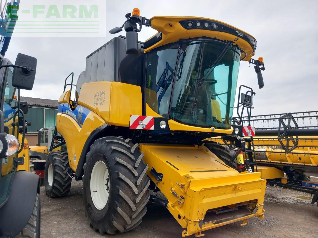 New Holland CH 7.70 - Moissonneuse-batteuse: photos 1 New Holland CH 7.70 - Moissonneuse-batteuse: photos 1