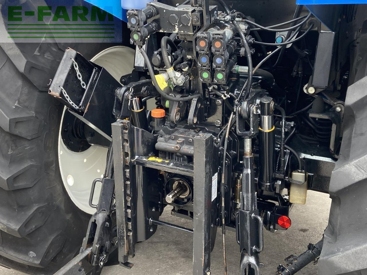 Tracteur agricole New Holland t5.105 electro command: photos 11