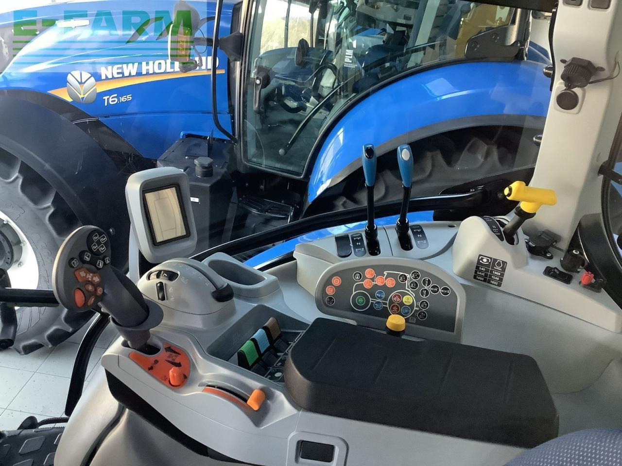 New Holland t5.120 dynamic command (stage v) - Tracteur agricole: photos 4 New Holland t5.120 dynamic command (stage v) - Tracteur agricole: photos 4