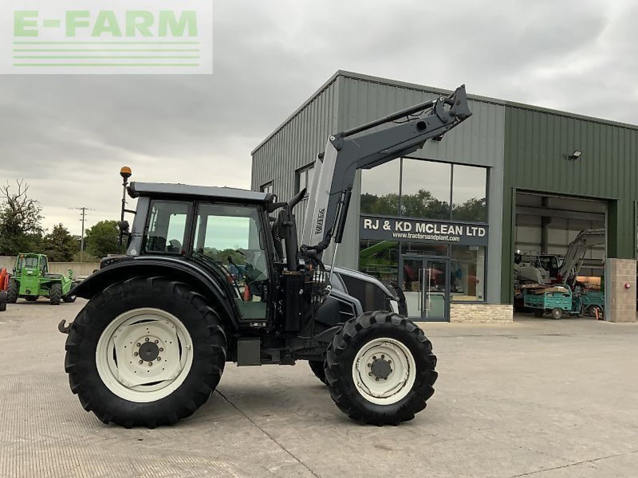 Valtra n113 hi tech tractor (st23833) - Tracteur agricole: photos 1 Valtra n113 hi tech tractor (st23833) - Tracteur agricole: photos 1