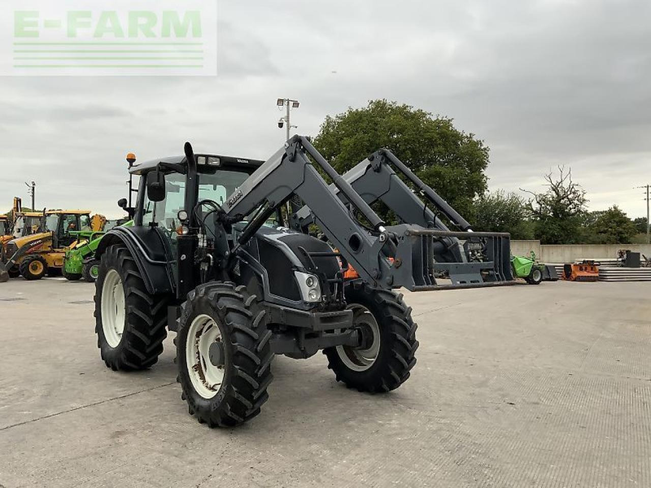 Valtra n113 hi tech tractor (st23833) - Tracteur agricole: photos 3 Valtra n113 hi tech tractor (st23833) - Tracteur agricole: photos 3