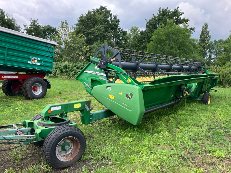 John Deere 630R mit Sonnenblumenvorsatz - Moissonneuse-batteuse: photos 1 John Deere 630R mit Sonnenblumenvorsatz - Moissonneuse-batteuse: photos 1