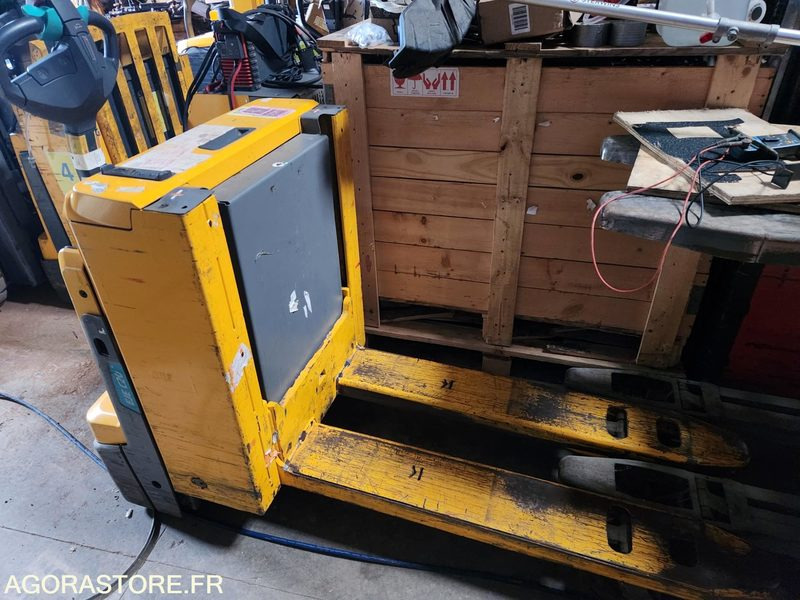 2 TRANSPALETTES ELECTRIQUE A LEVEE INITIALE 24V 150Ah CHARGEUR EMBARQUE DE 2019 - Transpalette: photos 4 2 TRANSPALETTES ELECTRIQUE A LEVEE INITIALE 24V 150Ah CHARGEUR EMBARQUE DE 2019 - Transpalette: photos 4