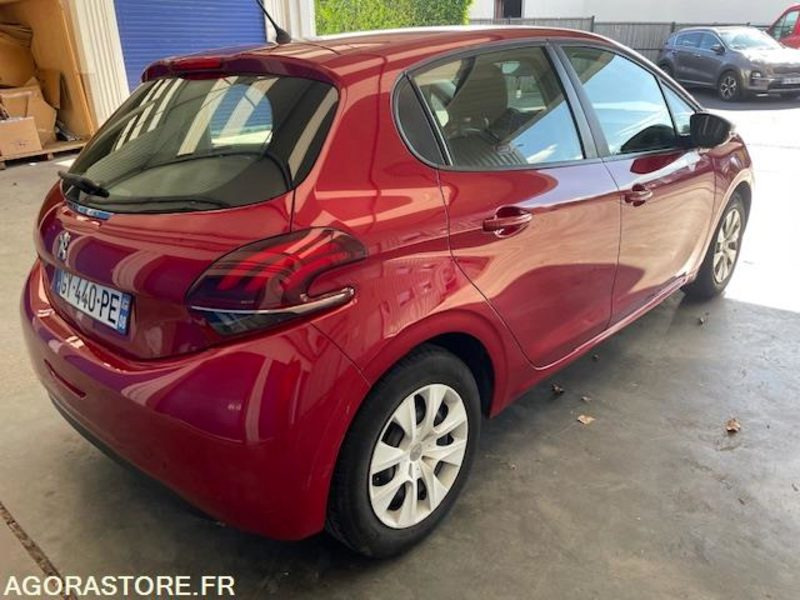 208 LIKE PT 68cv. 11/2016 . 98350 KM - Voiture: photos 3 208 LIKE PT 68cv. 11/2016 . 98350 KM - Voiture: photos 3