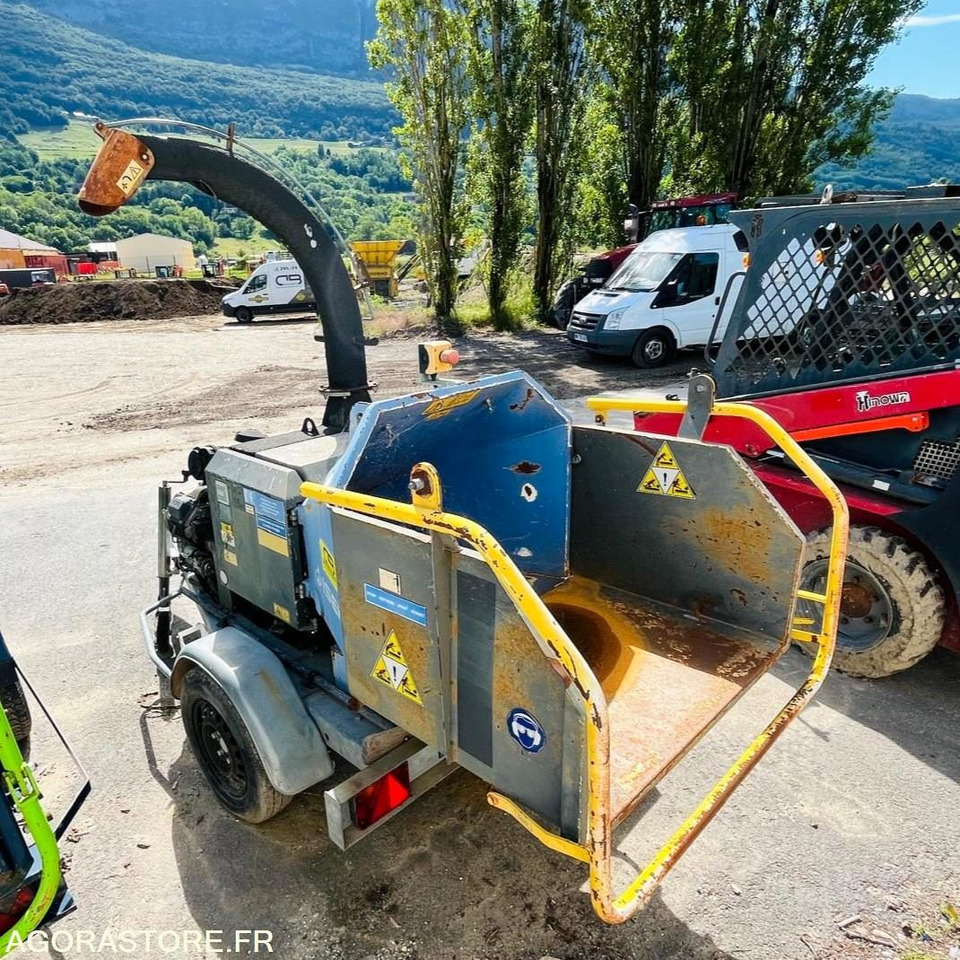 BROYEUR A BRANCHES ISEKI 150M - ANNÉE 2010 - Broyeur de végétaux: photos 5 BROYEUR A BRANCHES ISEKI 150M - ANNÉE 2010 - Broyeur de végétaux: photos 5