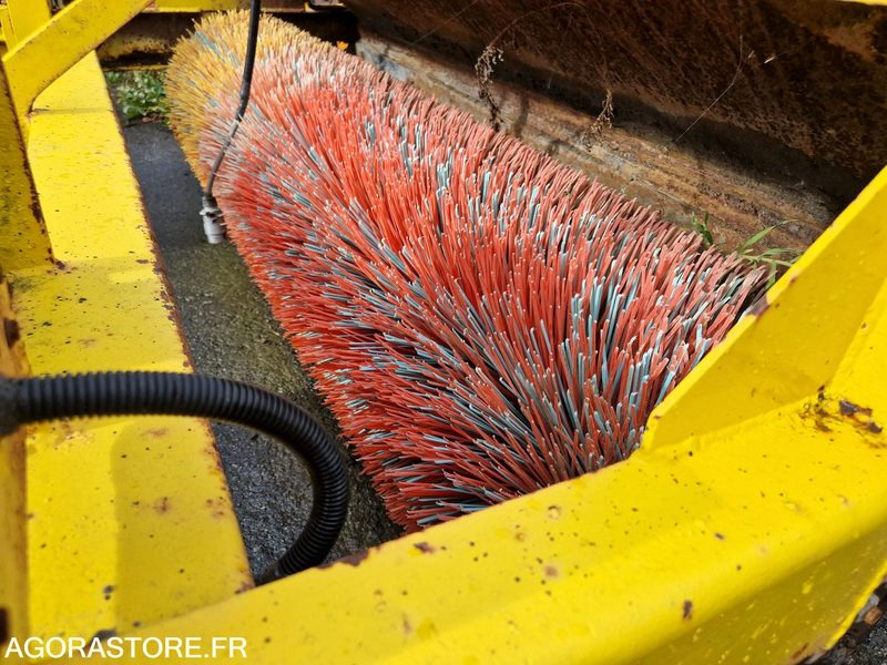 Balayeuse Mathieu 7239S - 1967 - Balayeuse de voirie: photos 3 Balayeuse Mathieu 7239S - 1967 - Balayeuse de voirie: photos 3