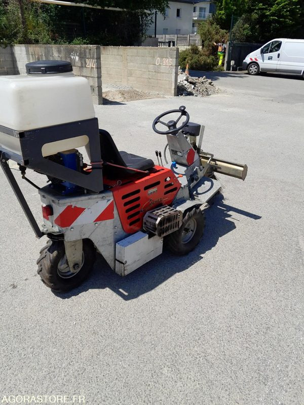Balayeuse désherbeur désherbeuse automotrice pour désherbage trottoirs Cochet - Matériel de jardinage: photos 3 Balayeuse désherbeur désherbeuse automotrice pour désherbage trottoirs Cochet - Matériel de jardinage: photos 3