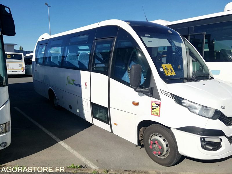 Bus Iveco UNVI 70C17 - 2017 - 120 000 km - Bus scolaire: photos 1 Bus Iveco UNVI 70C17 - 2017 - 120 000 km - Bus scolaire: photos 1