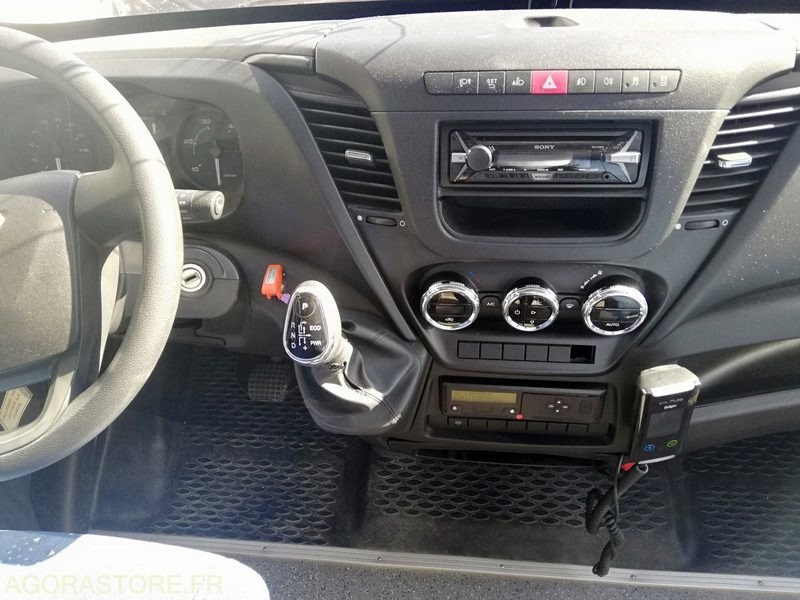 Bus Iveco UNVI 70C17 - 2017 - 120 000 km - Bus scolaire: photos 3 Bus Iveco UNVI 70C17 - 2017 - 120 000 km - Bus scolaire: photos 3
