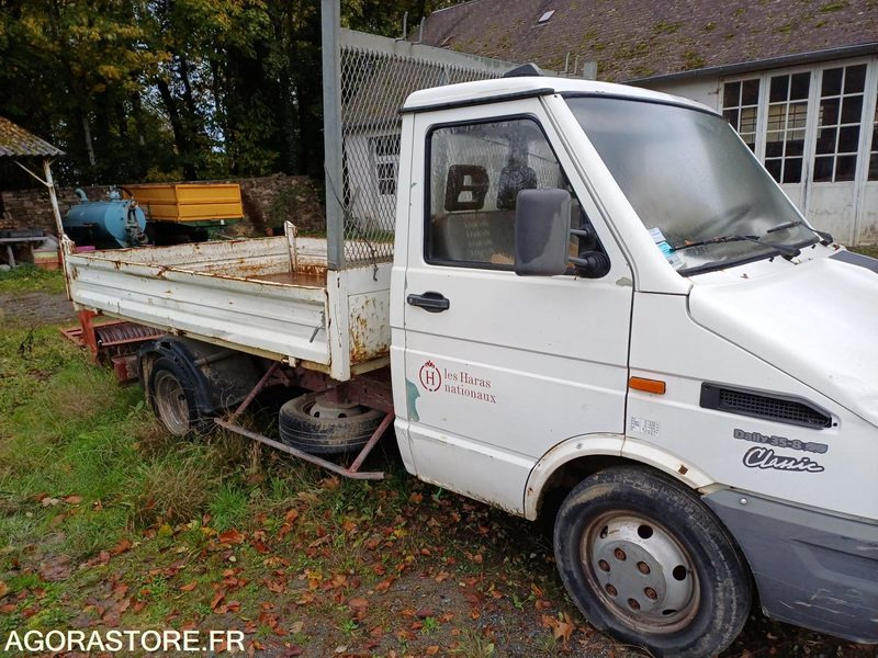 CAMIONNETTTE PLATEAU IVECO DAILY Haras de Pompadour (19) - Utilitaire benne: photos 2 CAMIONNETTTE PLATEAU IVECO DAILY Haras de Pompadour (19) - Utilitaire benne: photos 2