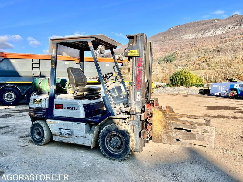 CHARIOT ÉLÉVATEUR À GAZ KOMATSU FG25T-11E AVEC PINCES - 1995 / 7938 HEURES - Chariot élévateur diesel: photos 4 CHARIOT ÉLÉVATEUR À GAZ KOMATSU FG25T-11E AVEC PINCES - 1995 / 7938 HEURES - Chariot élévateur diesel: photos 4