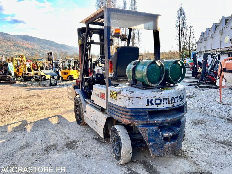 CHARIOT ÉLÉVATEUR À GAZ KOMATSU FG25T-11E AVEC PINCES - 1995 / 7938 HEURES - Chariot élévateur diesel: photos 2 CHARIOT ÉLÉVATEUR À GAZ KOMATSU FG25T-11E AVEC PINCES - 1995 / 7938 HEURES - Chariot élévateur diesel: photos 2