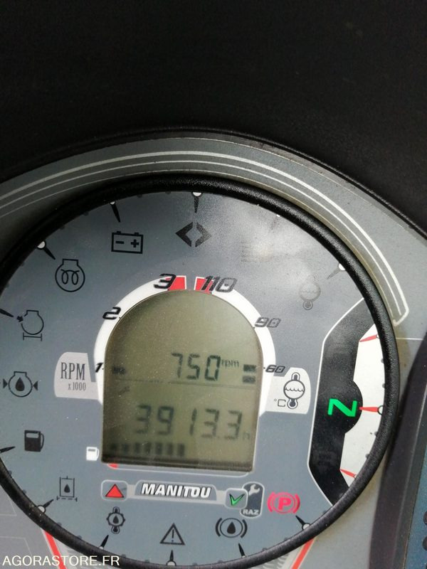 CHARIOT TELESCOPIQUE FIXE - MANITOU - 2.5 T - 2014 / 3910 HEURES - Chariot télescopique: photos 4 CHARIOT TELESCOPIQUE FIXE - MANITOU - 2.5 T - 2014 / 3910 HEURES - Chariot télescopique: photos 4