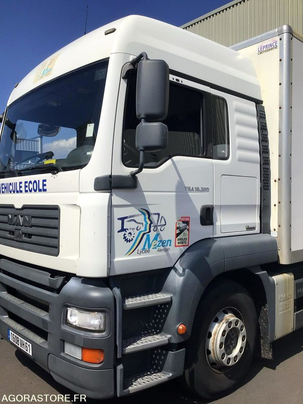 CAMION PORTEUR - Camion: photos 1 CAMION PORTEUR - Camion: photos 1