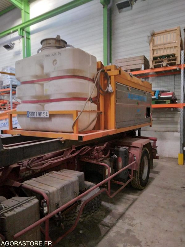 Camion poids lourd IVECO avec saleuse ACOMETIS (non roulant) - Camion: photos 2 Camion poids lourd IVECO avec saleuse ACOMETIS (non roulant) - Camion: photos 2