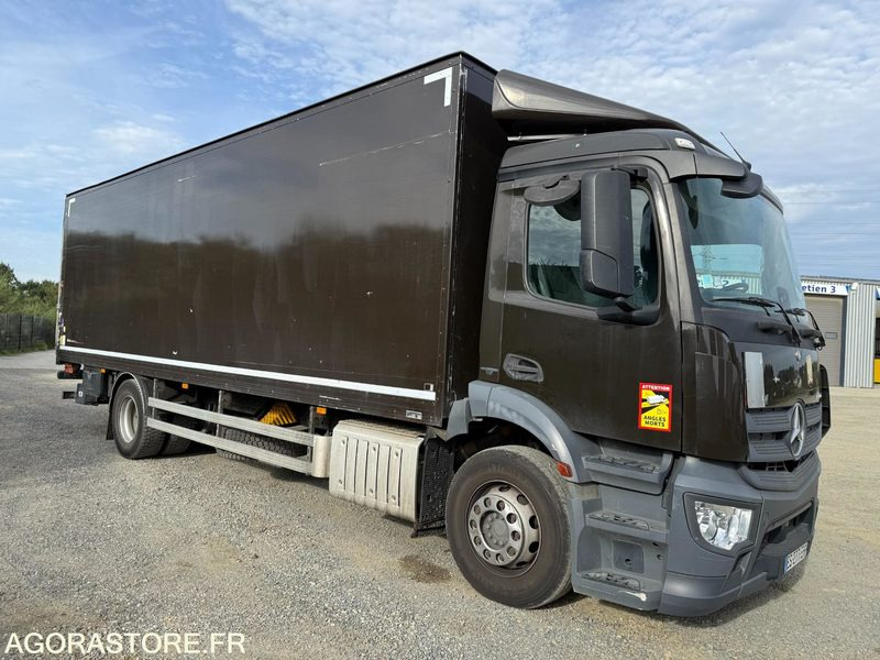 Mercedes Antos 1824 caisson hayon dhollandia 3t - 193000km-2017 - Camion: photos 2 Mercedes Antos 1824 caisson hayon dhollandia 3t - 193000km-2017 - Camion: photos 2