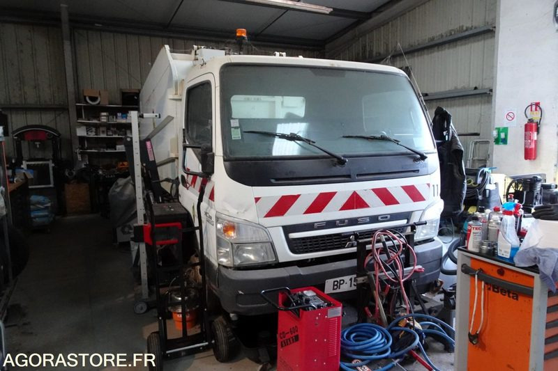 Mitsubishi Fuso Bluetec 5 - Camion: photos 1 Mitsubishi Fuso Bluetec 5 - Camion: photos 1