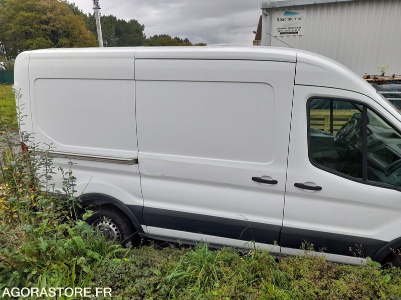 Ford Transit - 2015 - 104229 Kms - Fourgon utilitaire: photos 2 Ford Transit - 2015 - 104229 Kms - Fourgon utilitaire: photos 2