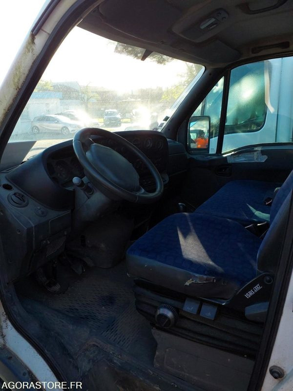 Fourgon IVECO DAILY - 2003 - 301454km - DM678TN - Fourgon utilitaire: photos 2 Fourgon IVECO DAILY - 2003 - 301454km - DM678TN - Fourgon utilitaire: photos 2