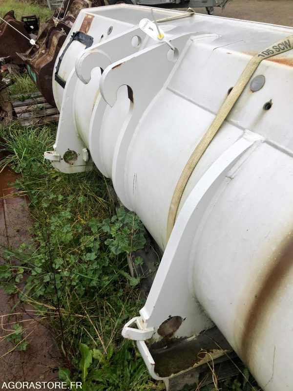 Godet neuf de chargeuse 2000mm New Holland W50, W60, W70, W80 - Godet pour chargeur: photos 2 Godet neuf de chargeuse 2000mm New Holland W50, W60, W70, W80 - Godet pour chargeur: photos 2