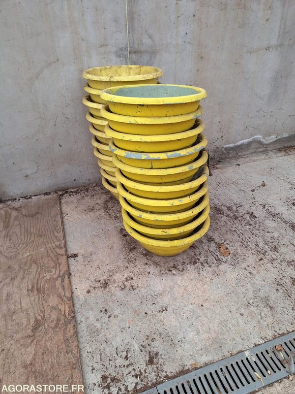 Lot de 5 jardinières jaunes - Matériel de jardinage: photos 1 Lot de 5 jardinières jaunes - Matériel de jardinage: photos 1