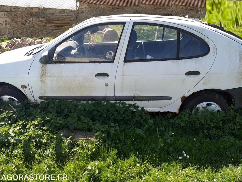 MEGANE pour pieces - Voiture: photos 2 MEGANE pour pieces - Voiture: photos 2