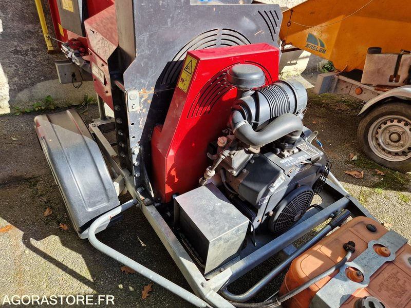 Broyeur de branches sur remorque FSI - 2010 - AZ461AW - Machine agricole: photos 3 Broyeur de branches sur remorque FSI - 2010 - AZ461AW - Machine agricole: photos 3