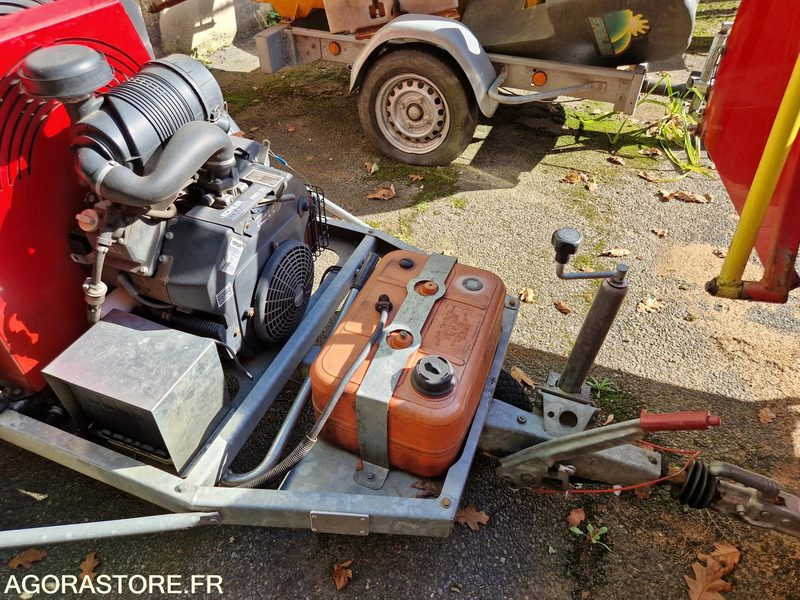 Broyeur de branches sur remorque FSI - 2010 - AZ461AW - Machine agricole: photos 2 Broyeur de branches sur remorque FSI - 2010 - AZ461AW - Machine agricole: photos 2