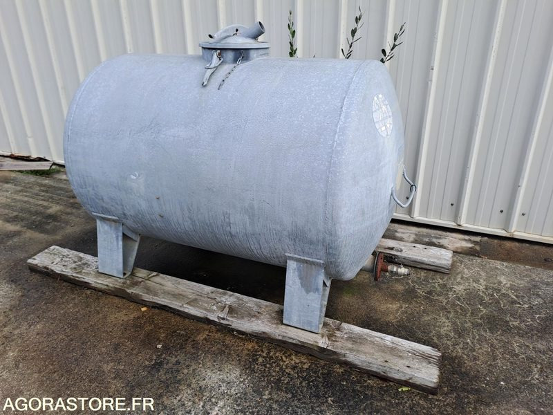CUVE A EAU 2000L - Machine agricole: photos 1 CUVE A EAU 2000L - Machine agricole: photos 1