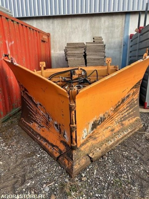 ETRAVE SICOMETAL + SALEUSE ZAGRODA - Machine agricole: photos 1 ETRAVE SICOMETAL + SALEUSE ZAGRODA - Machine agricole: photos 1