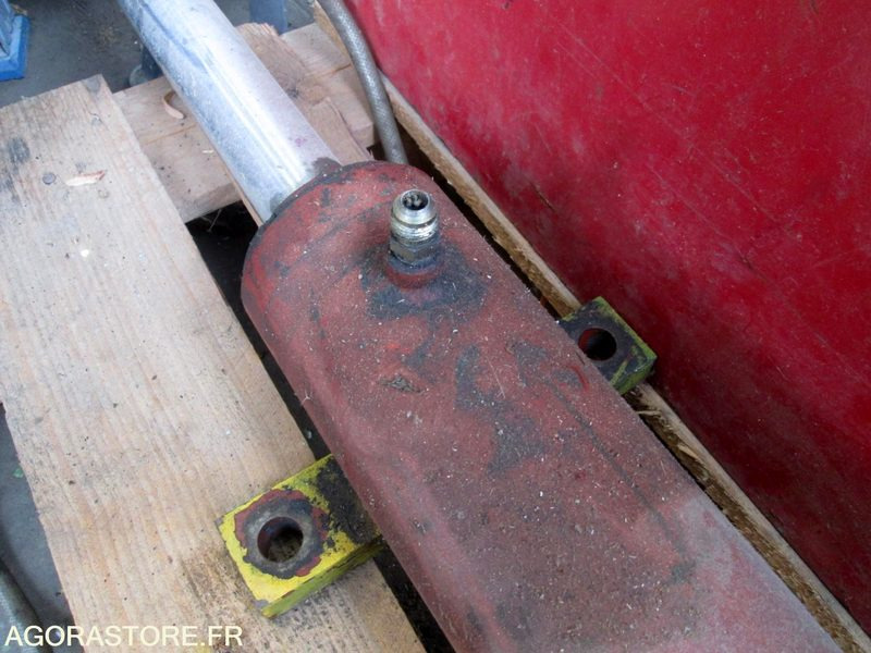 GROUPE AVEC VERIN HYDRAULIQUE - Machine agricole: photos 2 GROUPE AVEC VERIN HYDRAULIQUE - Machine agricole: photos 2