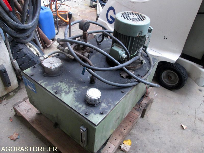 GROUPE AVEC VERIN HYDRAULIQUE - Machine agricole: photos 1 GROUPE AVEC VERIN HYDRAULIQUE - Machine agricole: photos 1