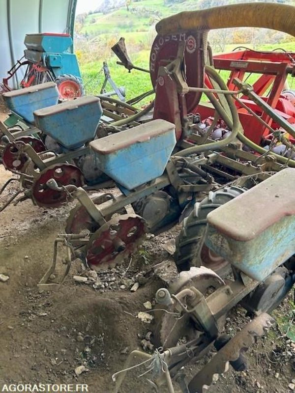 SEMOIR MONOSEM 4 RANGS - Machine agricole: photos 3 SEMOIR MONOSEM 4 RANGS - Machine agricole: photos 3