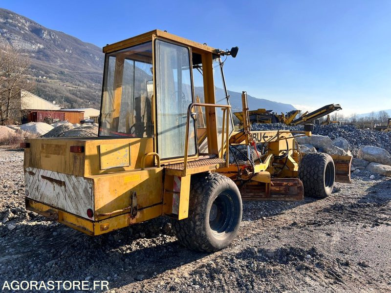 NIVELEUSE MBU G50A 7T - 1990 / 6892 HEURES - Niveleuse: photos 2 NIVELEUSE MBU G50A 7T - 1990 / 6892 HEURES - Niveleuse: photos 2