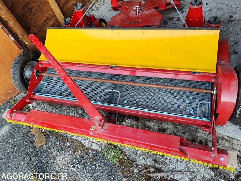 Nettoyeur de terrain de gazon synthétique - Matériel de jardinage: photos 4 Nettoyeur de terrain de gazon synthétique - Matériel de jardinage: photos 4