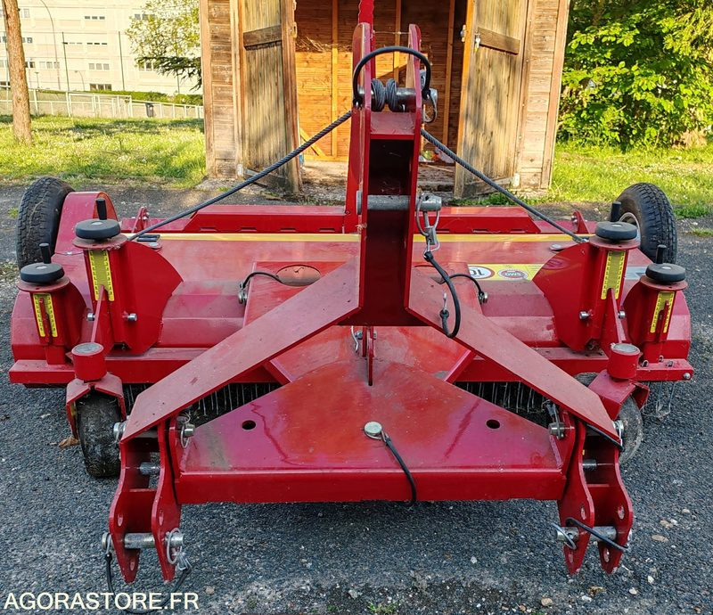 Nettoyeur de terrain de gazon synthétique - Matériel de jardinage: photos 3 Nettoyeur de terrain de gazon synthétique - Matériel de jardinage: photos 3