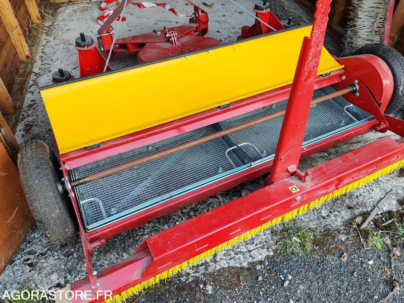 Nettoyeur de terrain de gazon synthétique - Matériel de jardinage: photos 5 Nettoyeur de terrain de gazon synthétique - Matériel de jardinage: photos 5