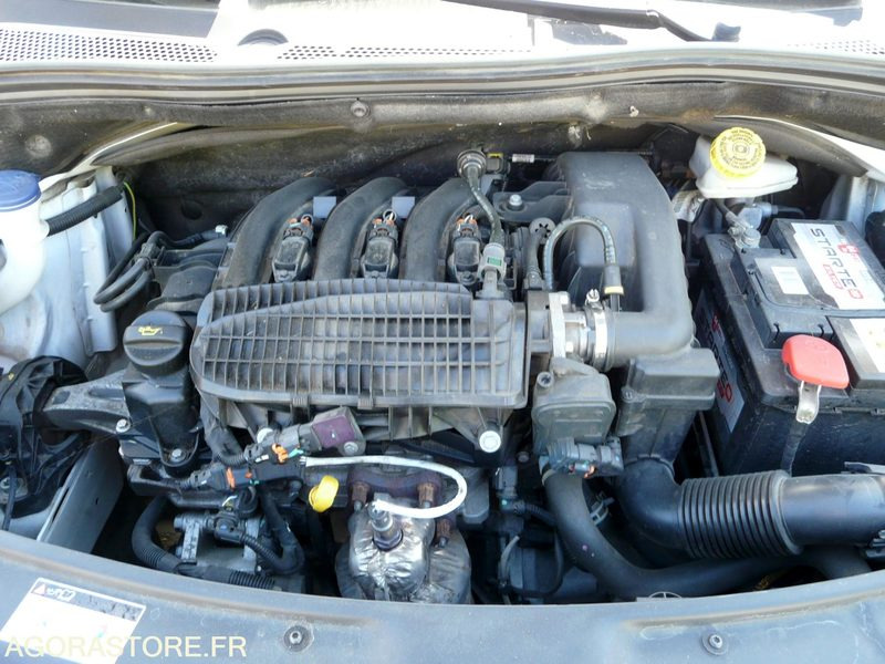 Voiture PEUGEOT 208 DX190CZ: photos 9