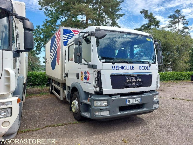 PORTEUR ROUTIER - MAN TGM-250 - ex Véhicule Ecole - Parc 3799 - Camion fourgon: photos 5 PORTEUR ROUTIER - MAN TGM-250 - ex Véhicule Ecole - Parc 3799 - Camion fourgon: photos 5