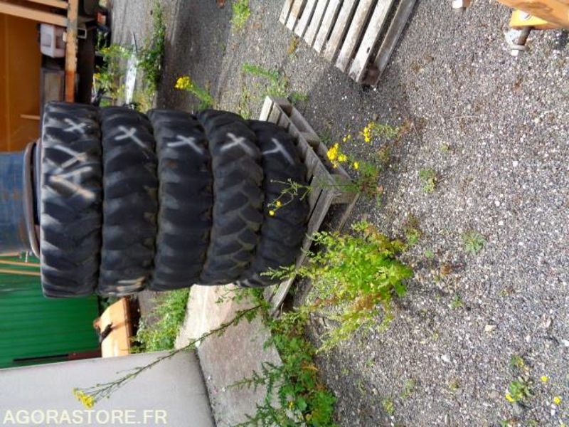 LOT 5 PNEUS +1 JANTE PELLETEUSE HYUNDAI - Pièces de rechange pour Engins de chantier: photos 1 LOT 5 PNEUS +1 JANTE PELLETEUSE HYUNDAI - Pièces de rechange pour Engins de chantier: photos 1