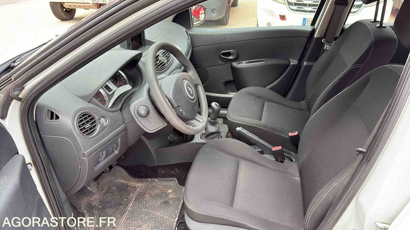 RENAULT CLIO 3 - 197 915 Kms - 2013-CW-655-QY - Voiture: photos 5 RENAULT CLIO 3 - 197 915 Kms - 2013-CW-655-QY - Voiture: photos 5