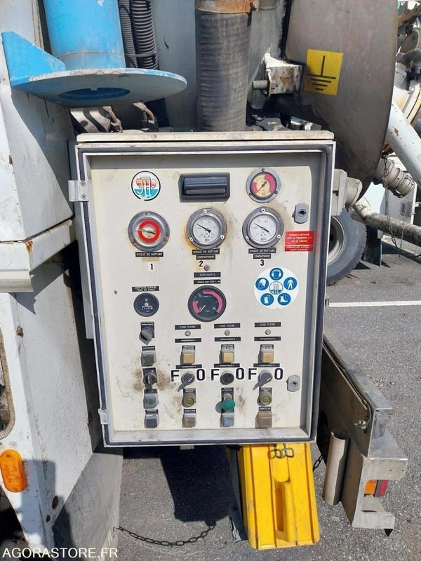 RENAULT Kerax 320 HUWER ADR 2002 (165000Km) ROULANT EXPORT UNIQUEMENT - Camion hydrocureur: photos 3 RENAULT Kerax 320 HUWER ADR 2002 (165000Km) ROULANT EXPORT UNIQUEMENT - Camion hydrocureur: photos 3