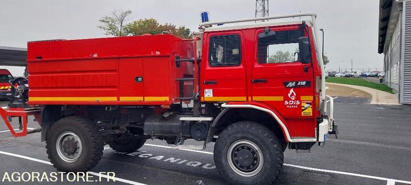 RENAULT M210 4X4 - Camion de pompier: photos 1 RENAULT M210 4X4 - Camion de pompier: photos 1
