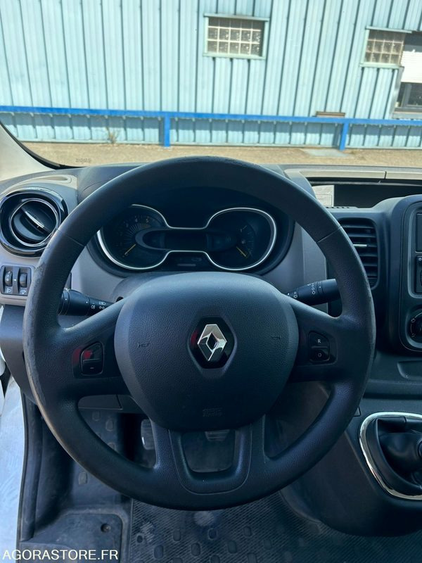RENAULT TRAFIC 2015 - Fourgon utilitaire: photos 2 RENAULT TRAFIC 2015 - Fourgon utilitaire: photos 2